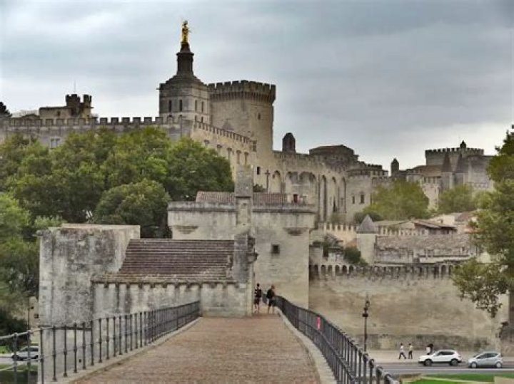 Comment visiter Avignon en train?