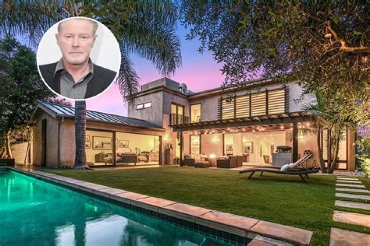 Where does Don Henley currently live?